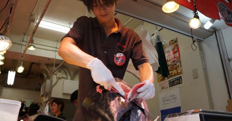 Un japonés corta un atún