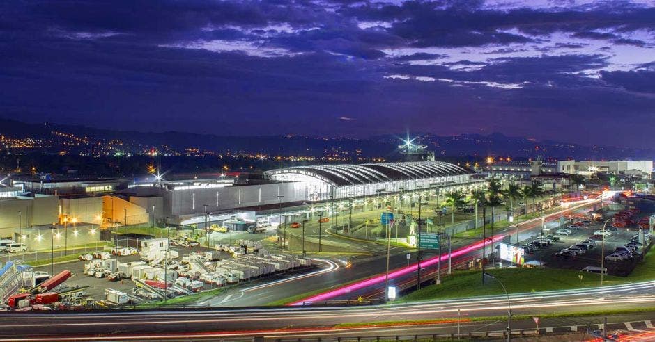 fachada del aeropuerto Juan Santamaría