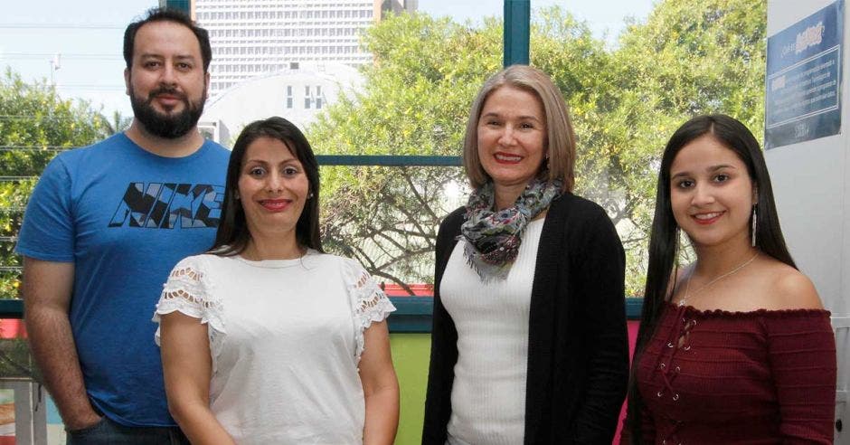 De izquierda a derecha, Christopher Chanto, profesor de la Escuela de Ingeniería Informática; Catalina Espinoza, directora del Centro de Aprendizaje para la Vida; María del Carmen Gamboa, directora de la Escuela de Ingeniería Informática, y Yendry Cordero, estudiante