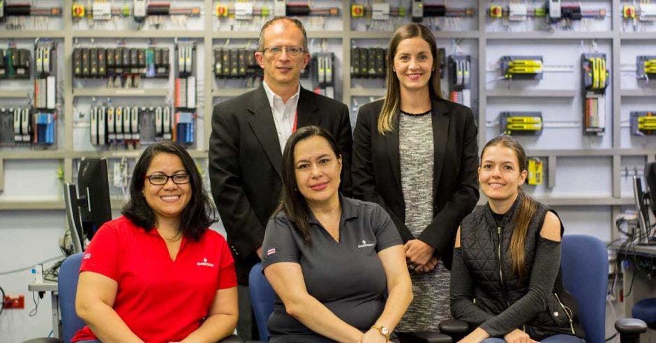 Elkin Suárez, gerente general de Emerson Costa Rica y Rocío Quesada, directora de Recursos Humanos. Los acompañan miembros del comité "Mujeres en STEM".