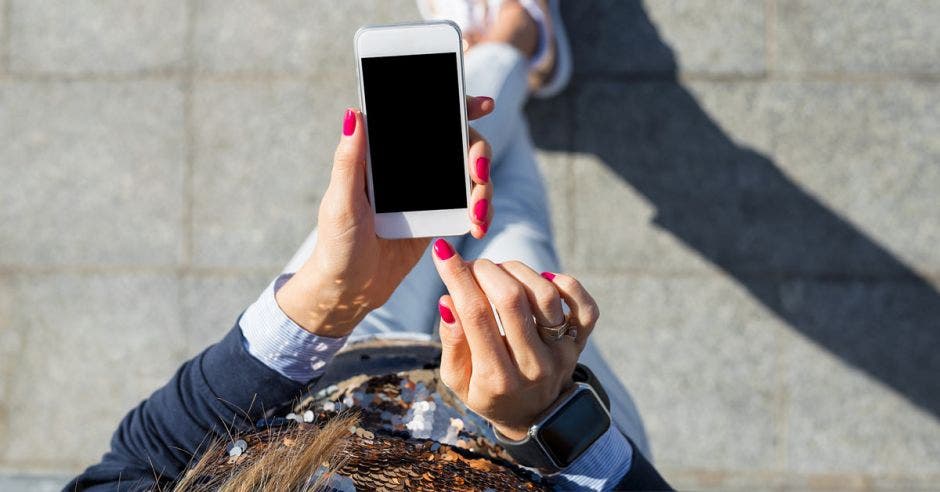 Mujer usando celular