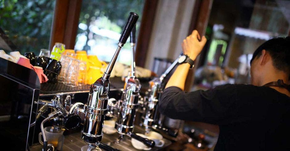 Alguien prepara un café en un bar