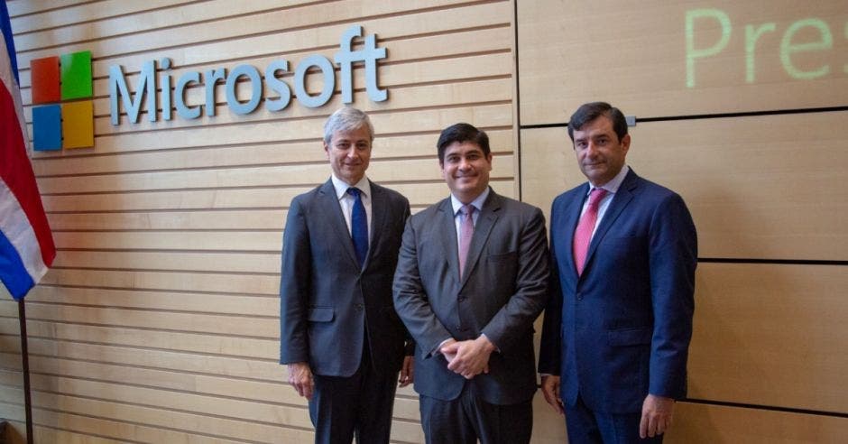 Carlos Alvarado con ejecutivos de Microsoft