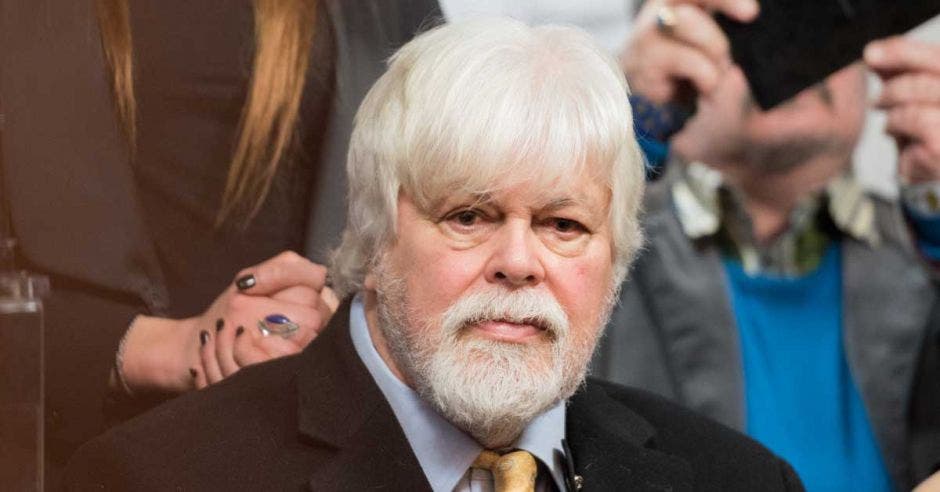 Paul Watson con traje y corbata