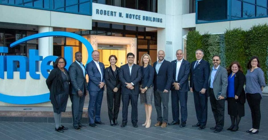 Autoridades del Gobierno e Intel se reunieron en las instalaciones de la empresa.