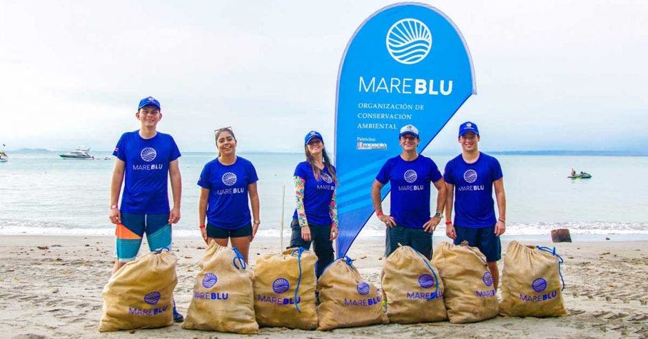 voluntarios en limpieza de playas