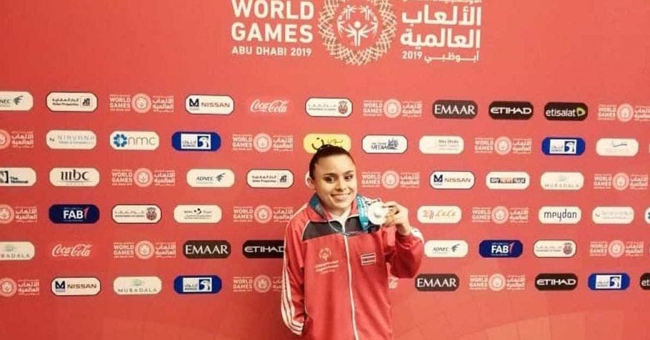 María Guadalupe Flores celebró con su medalla luego de la prueba de gimnasia rítmica. Cortesía JMVOE/La República