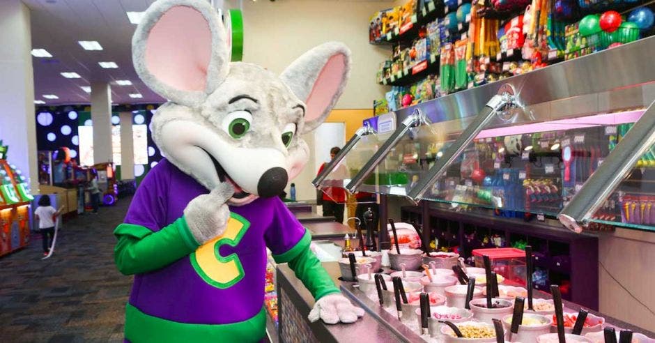 ratón, mascota de Chuck E. Cheese’s, jugando