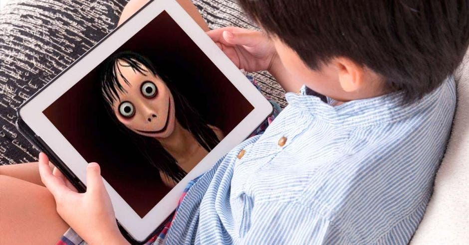 Un niño usa una tablet con Momo