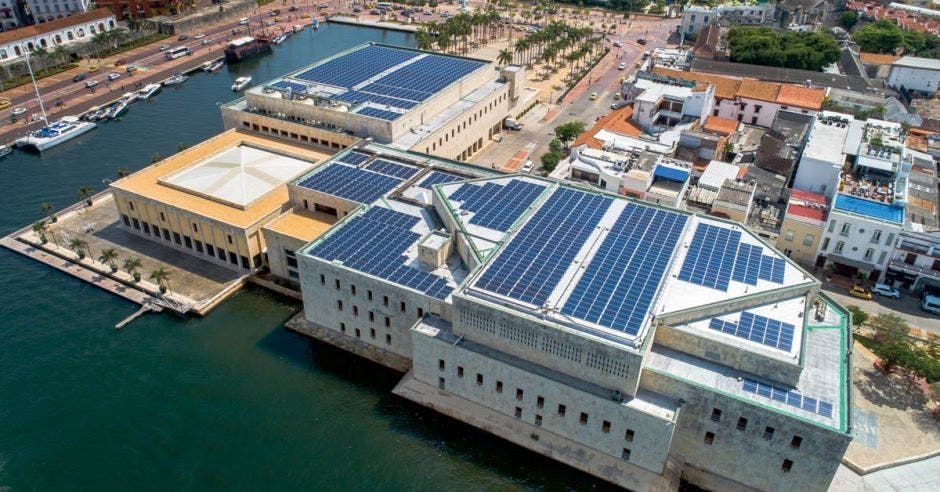 Techo instalado por Celsia en el Centro de Convenciones de Cartagena, Colombia