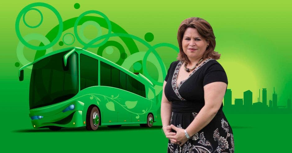 Silvia Bolaños posa junto a un autobús