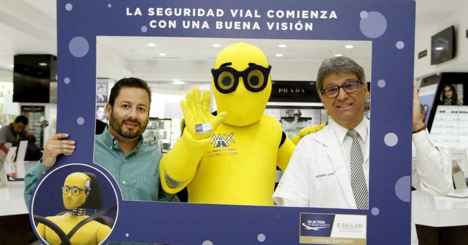 mascota Max junto a Adrián Bonilla