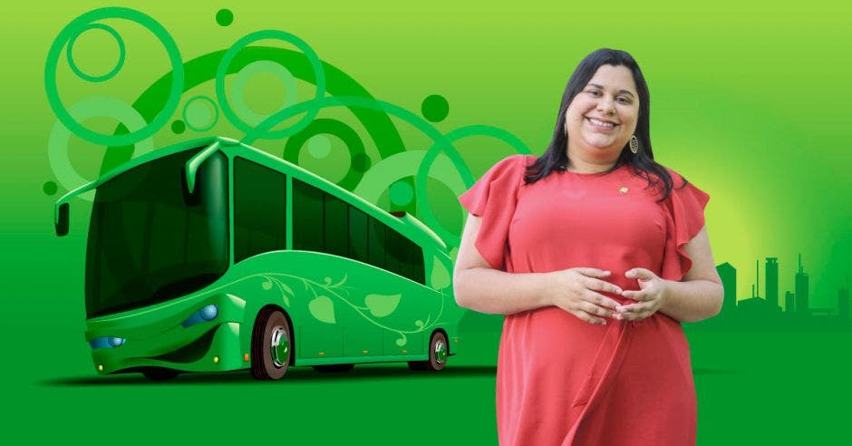 Paola Vega junto a un bus