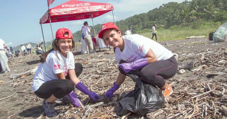 Voluntarias ayudan en una playa