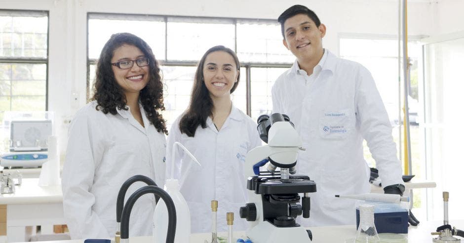 Hemoalgae fue fundada por Diana Mendoza, Myrka Rojas y Luis Barboza tras obtener el primer lugar del SynBiothon 2016, competencia nacional de biología. Cortesía Hemoalgae/La República