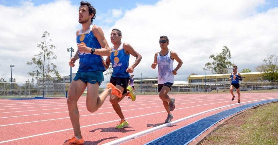 "La verdad me alegra mucho que ya tres universidades públicas del país —UCR, UNA y TEC— tengan su propia pista de atletismo sintética", dijo Daniel Johanning, atleta nacional. TEC/La República