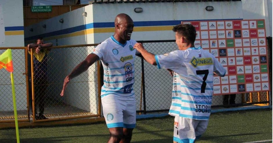 Johnny Woodly, goleador celeste, buscará lanzar a Carmelita al descenso