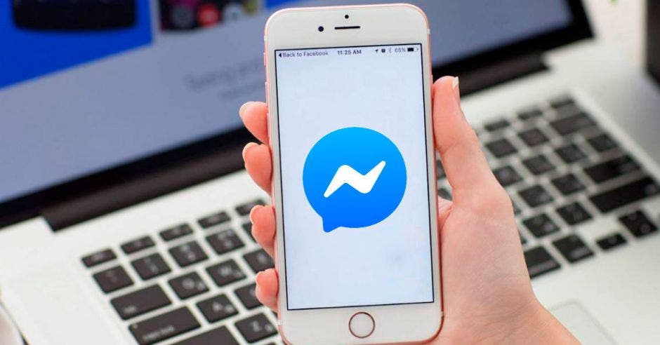 Un celular con Facebook Messenger