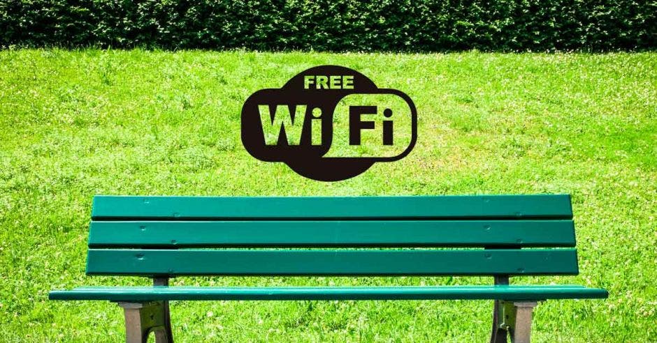 Una banca en un parque con el logo de wifi