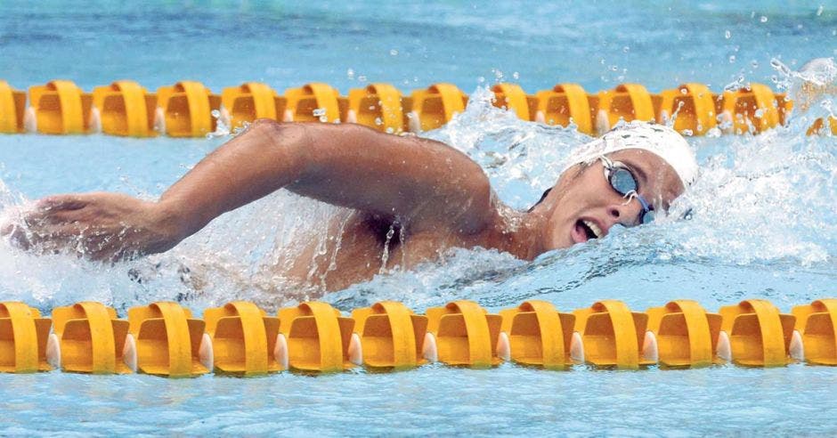 persona nadando en piscina