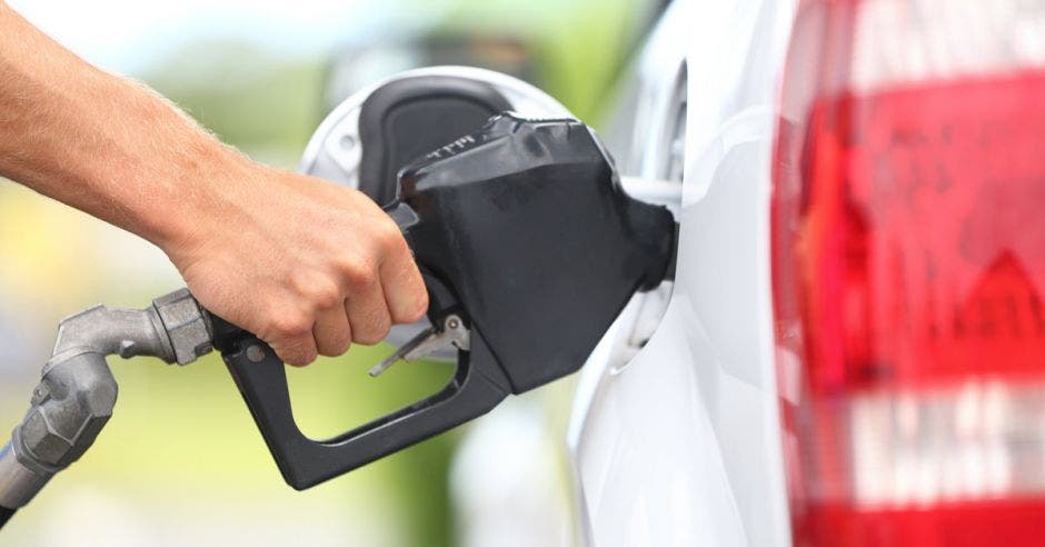 Aunque el precio sugerido de la mezcla significaría una reducción del ₡7 por litro con respecto al de la gasolina Súper, el impacto económico para el tico a largo plazo genera recelo en los presidentes de las organizaciones de protección del consumidor. Shutterstock/La República