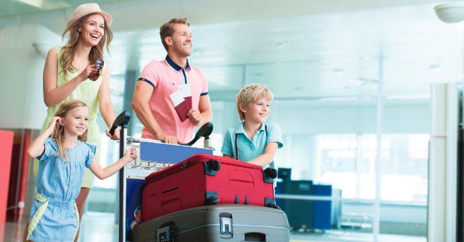 familia en el aeropuerto