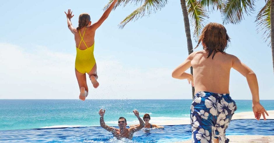 familia en una piscina