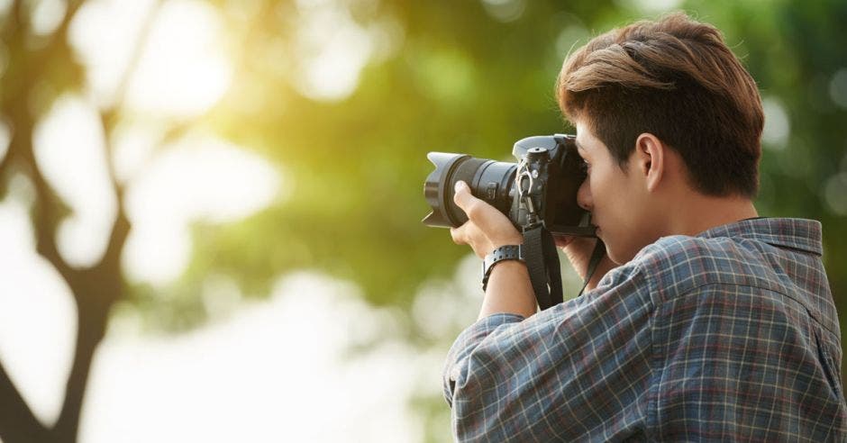 persona con una cámara de fotos en la mano