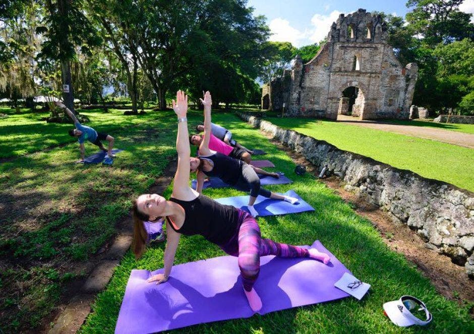 personas haciendo yoga