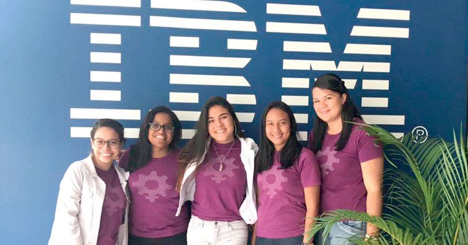 Gabriela Báez, Joselyn Calderón, Michelle Rodríguez, Kyria Peña y Mariana Salazar, desarrolladores de la app Soy LESCO, desean que a futuro entidades educativas implementen su proyecto. Cortesía/La República