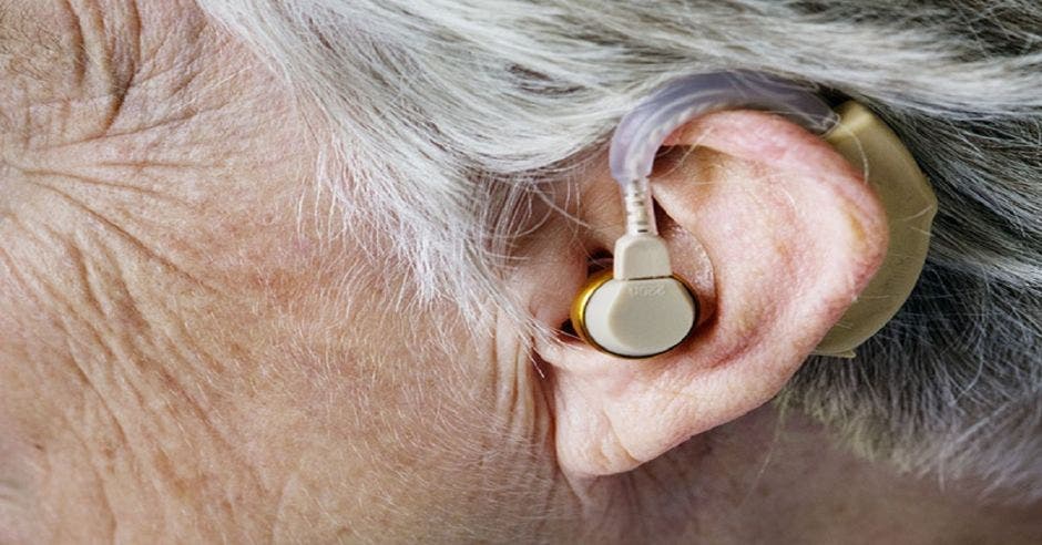 Adulto mayor con un audífono