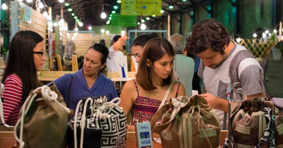 personas viendo productos en un estand