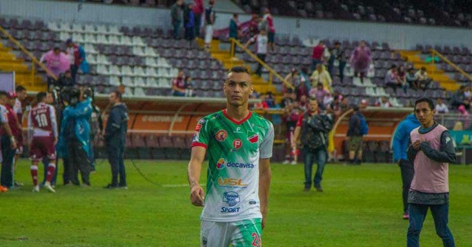 Bryan Rojas, el goleador de Carmelita, viajó al fútbol de Noruega y eso afectó al equipo.