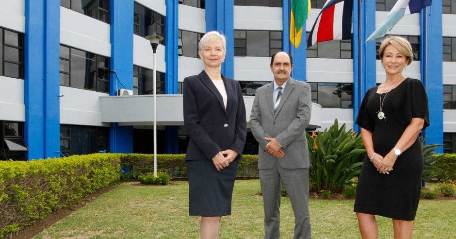 De izquierda a derecha, Sonia Domian, rectora, José Raúl Pino, vicerrector académico y Vivian Bagnarello, vicerrectora de Calidad Académica. Esteban Monge/La República