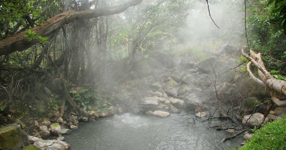 Laguna caliente dentro de los terrenos del volcán Rincón de la Vieja.