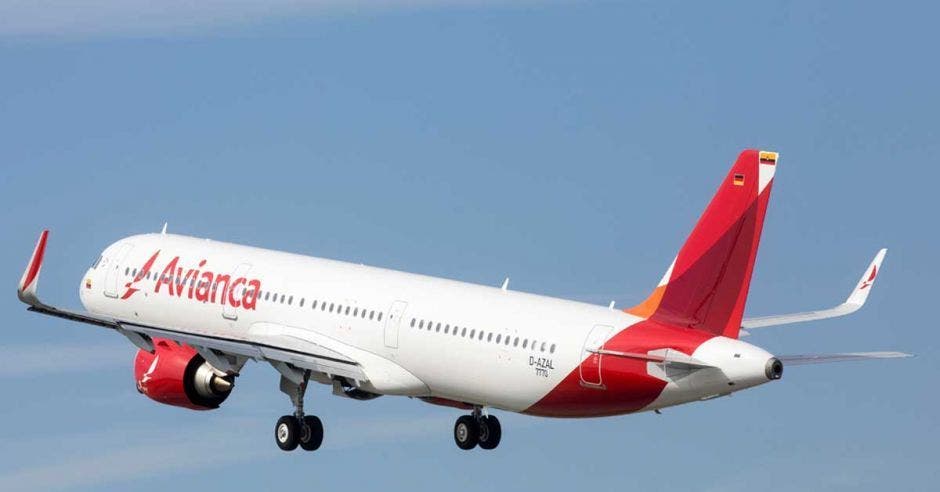 avión blanco con letras rojas que dicen: Avianca