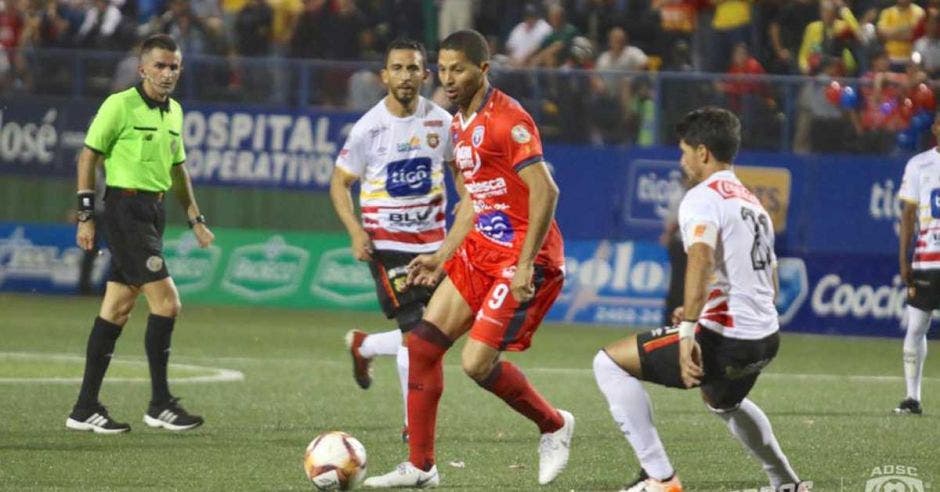 Álvaro Saborío, es de nuevo el máximo goleador del campeonato