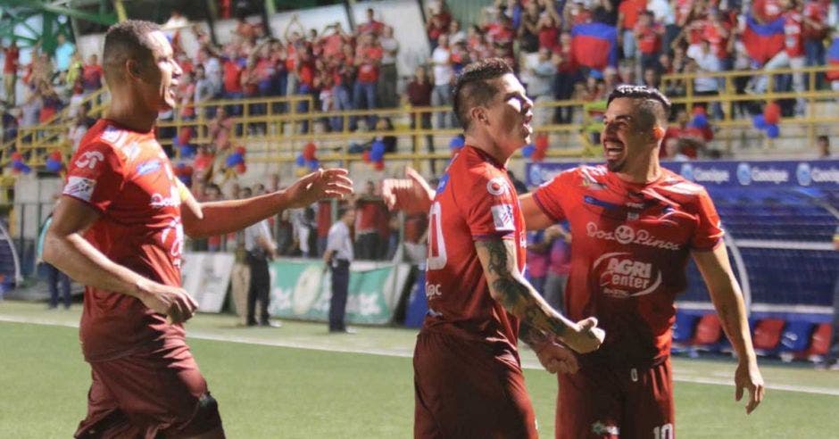 Saborío celebra un gol