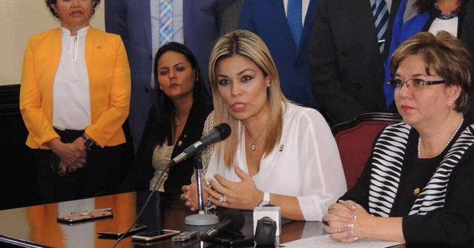 Franggi dando una conferencia de prensa