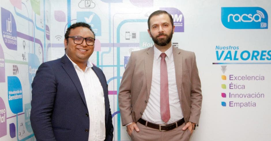 Richard Maldonado, especialista en soluciones de Data Center y Neithan Rojas, asesor comercial de RACSA para el Sector Gobierno