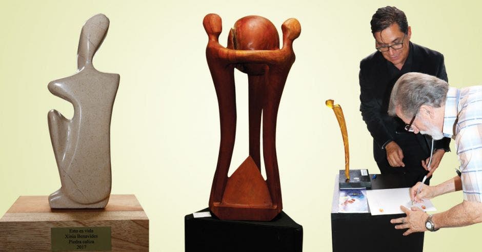 Algunas de las esculturas de la exposición. Edgar Zúñiga junto a Luis Alonso Ramírez