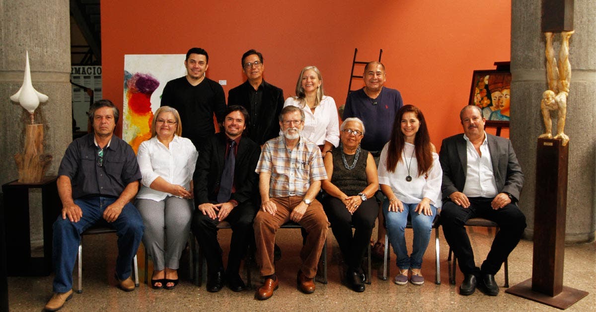 Algunos de los escultores que participan de la muestra en la Sala de Exposiciones del INA, que fue coordinada por la Asociación Nacional de Escultores de Costa Rica, Anesco