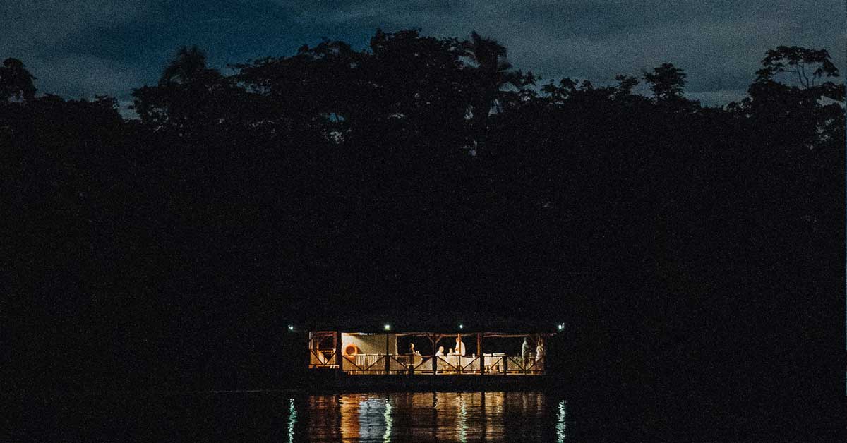 restaurante navegando de noche