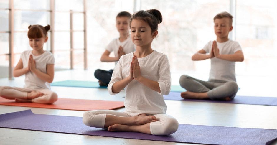 Varios niños haciendo yoga