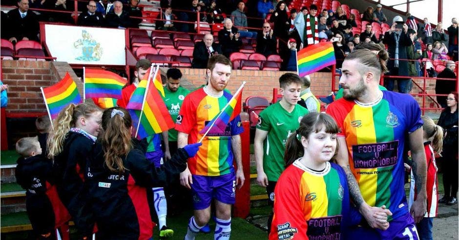 La comunidad apoya al equipo y sus colores. BBC/La República