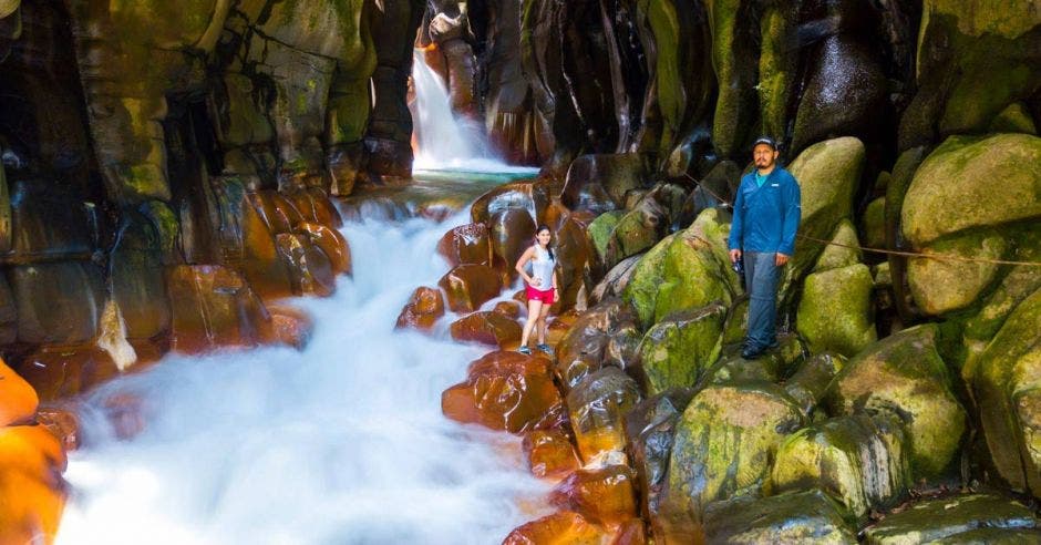 Las formaciones rocosas y la caída de agua son un espectáculo natural. Cortesía Jarquín Extreme Drone/La República