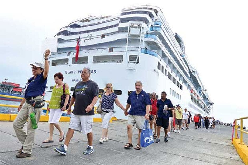 Turistas bajando de un crucero