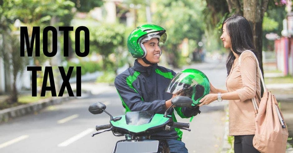 Un hombre le da un casco a una mujer para que se suba a la moto.