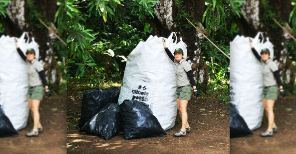 Un guardaparque en Corcovado demostrando la cantidad de basura recogida