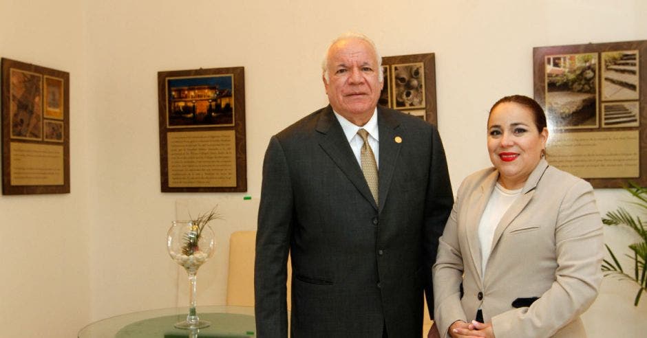 William Salom, presidente grupo Interamericano y Alejandra Chacón, directora comercial de la Universidad Politécnica.